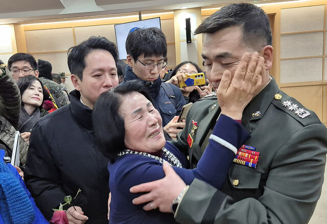 해병대 채모 상병 순직 사건과 관련해 항명과 상관명예훼손 혐의로 기소된 박정훈 전 해병대 수사단장(대령)이 9일 오전 서울 용산구 국방부 군사법원에서 열린 1심 선고 공판에서 무죄를 선고 받은 뒤 어머니 김봉순씨와 기뻐하고 있다. /연합뉴스