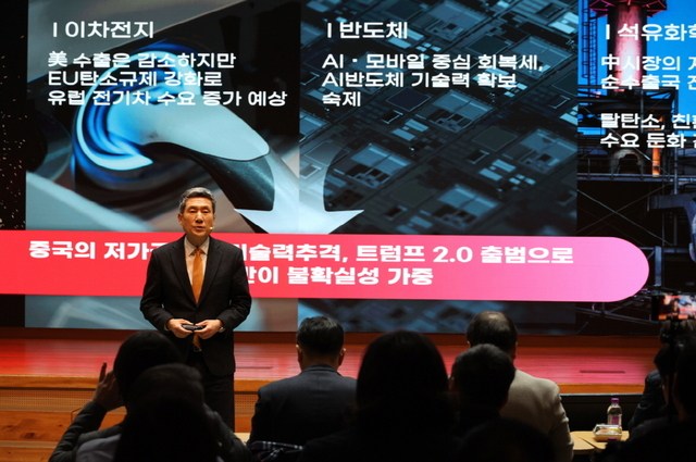 이강덕 포항시장이 9일 시청 대회의실에서 신년 기자회견을 갖고 2025년 시정운영방향에 대해 설명하고 있다. /포항시청 제공