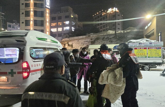 눈 속에서 환자를 이송하는 경찰관들./울릉파출소