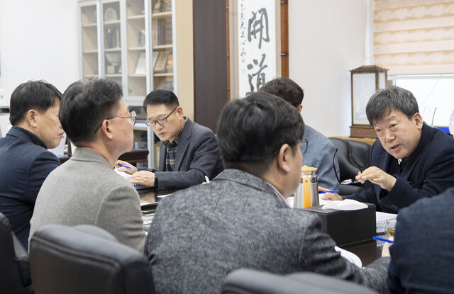 울릉군이 집중적으로 시행할 사업에 대해 남한권 울릉군수가 지적하고 있다./울릉군