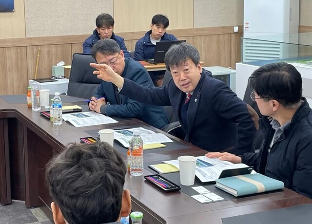 남한권 울릉군수가 14일 울릉공항건설현장을 찾았다./울릉군