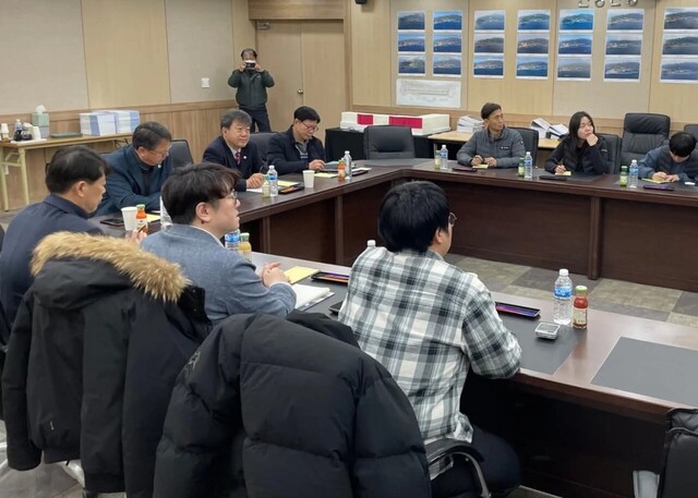 남한권 울릉군수가 부산항공청관계자, 시공사 등과 울릉공항건설에 대해 협의하고 있다./울릉군