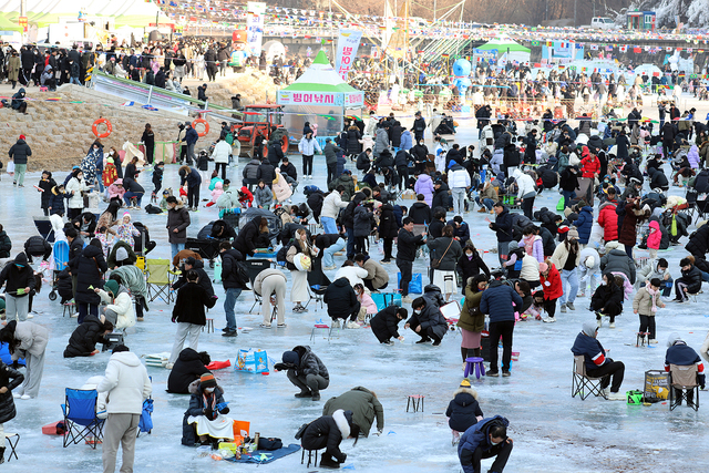 지난 2023년 안동암산얼음축제을 방문한 간광객 등이 빙어낚시를 즐기고 있다. /안동시 제공