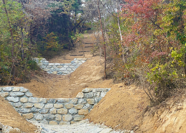 안동시가 이상기후에 따른 기습폭우 등으로 인한 자연재해를 예방하기 위해 산사태 취약지역에 물길을 만든 모습. /안동시 제공