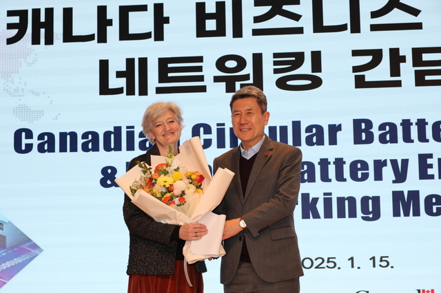 이강덕 포항시장이 캐나다비즈니스 사절단을 환영하며 타마라 모휘니 주한 캐나다 대사에게 꽃다발을 전달하고 있다. /포항시청 제공