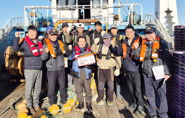 감포항 어선에서 해경 및 외국인 선원과 함께 구명조끼 착용 캠페인./포항지사 