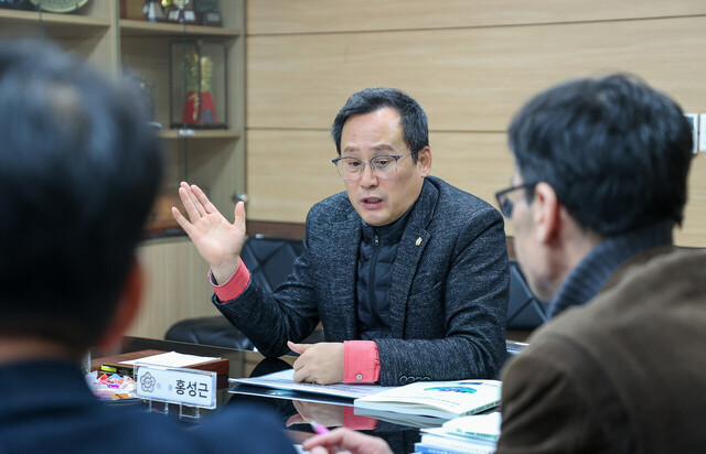 홍성근 의원이 주차난 최종보고회에서 질문하고 있다. /울릉군의회