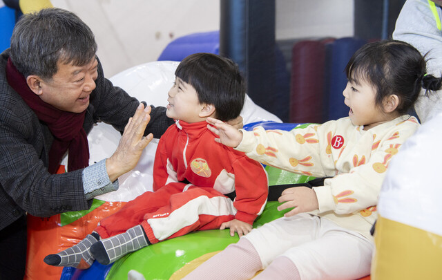 놀이시설을 즐기는 어린이들이 남한권 군수와 하이파이브를 하고 있다. /울릉군