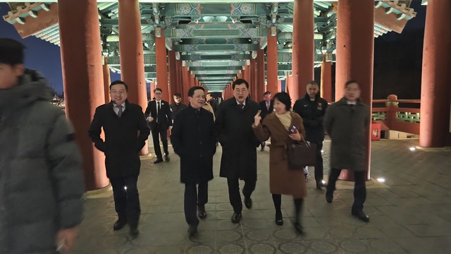 주낙영 경주시장이 17일 다이빙 주한 중국대사 일행과 함께 월정교 야경 관람을 통해 경주의 전통과 아름다움을 설명하고 있다.