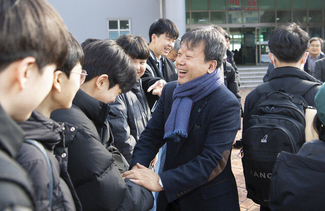 열심히 배우고 오겠습니다 남한권 울릉군수가 격려하고 있다./울릉군