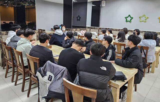 미국생활, 문화 영어공부 등에 대해 진지하게 설명을 듣고 있다./울릉군