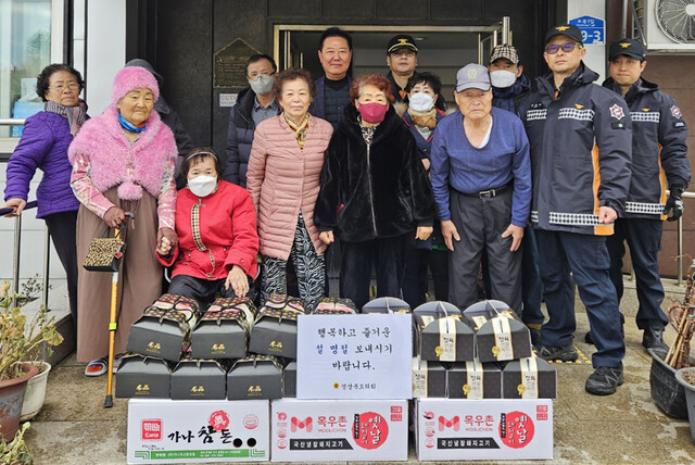 남진복 경북도의원과 울릉119안전센터 소방대원들이 희망의 집을 찾아 위문품을 전달하고 불편사항을 살폈다,/울릉119안전센터
