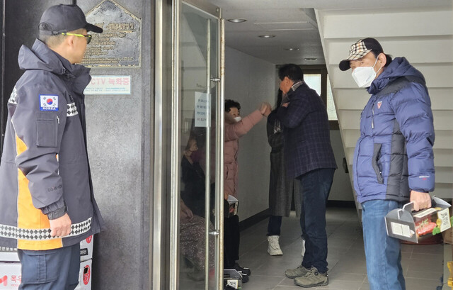 위문품을 전달하고 인사를 나누는 남진복 도의원./울릉119안전센터