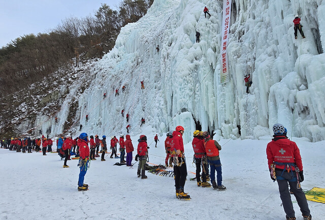 전국산악구조대 동계합동훈련에 참가한 구조대원들./산악구조대
