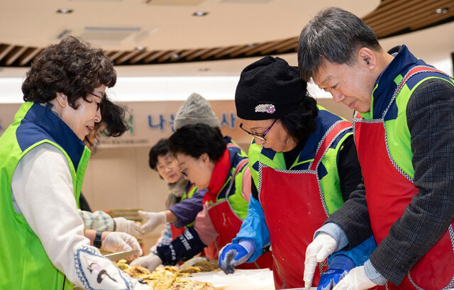 남한권 울릉군수도 함께 취약계층을 위한 설 음식을 만들고 있다./자원봉사센터 