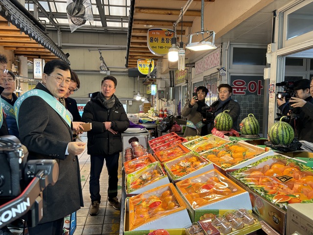 경주시 설맞이 전통시장 장보기 행사를 하고 있는 주낙영 경주시장. /경주시제공