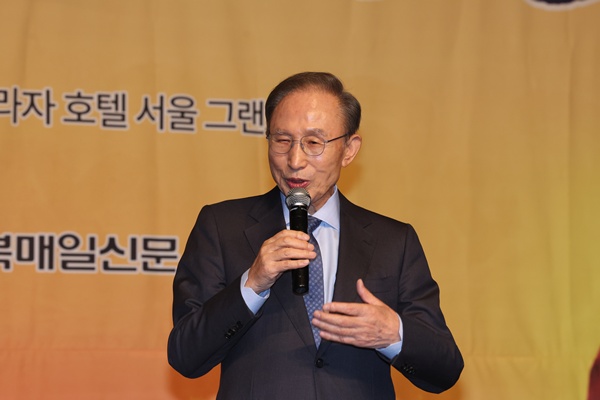 이명박 전 대통령이 ‘2025 재경포항인 신년인사회’에 참석해 인사말을 하고 있다.