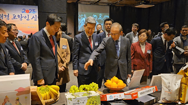 오세훈 서울시장과 국민의힘 이상휘, 김미애, 김정재 국회의원, 이강덕 포항시장이 이명박 전 대통령과 포항에 대해 이야기를 나누고 있다. 