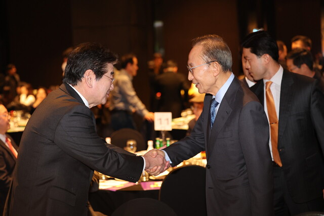 이명박 전 대통령이 강석호(왼쪽) 한국자유총연맹 총재와 새해 인사를 나누고 있다.  