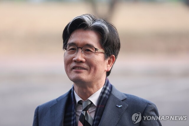 오동운 고위공직자범죄수사처장이 22일 오전 정부과천청사 내 공수처로 출근하다 취재진 앞에서 입장 발표를 하고 있다.  /연합뉴스 제공