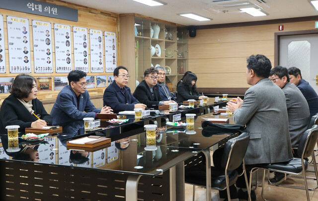 울릉군 내 농,수협장과 진지하게 대화를 나누고 있는 울릉군의회./울릉군의회