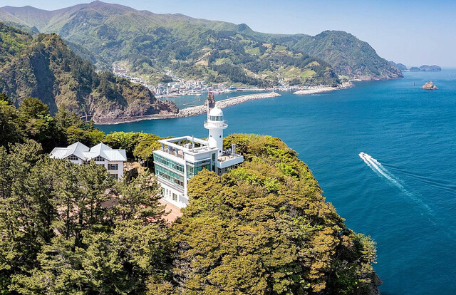 저동 해안산책로 및 도동 등대, 저동항 전경./자료사진