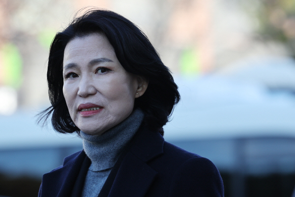 직무 정지 중인 이진숙 위원장이 3일 오후 서울 종로구 헌법재판소에서 열린 자신의 탄핵심판 2회 변론에 출석하고 있다. /연합뉴스