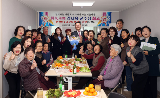 김재욱 칠곡군수와 경로당 어르신들이 경로당 방문 기념사진을 촬영하고 있다. /칠곡군제공