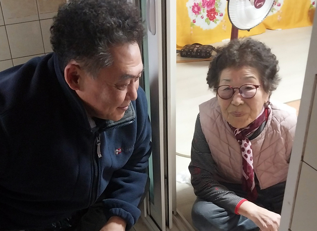박 부장이 홀로 사는 어르신을 방문해 식료품을 전달하고 위로의 말을 전하고 있다./독자제공