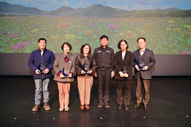 윤경희 청송군수(오른쪽세번째)가 모범종사자에게 표창을 수여하고 기념촬영을 하고 있다. /청송군제공