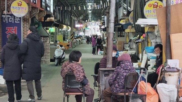 설 명절 분위기를 찾아볼수 없는 영주역 앞 재래시장.           /김세동기자