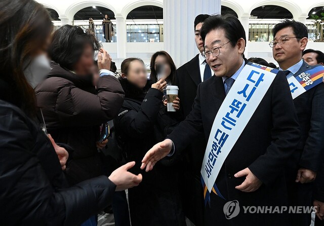 더불어민주당 이재명 대표와 의원들이 24일 오전 서울 서초구 고속버스터미널에서 설 귀성 인사를 하고 있다. /연합뉴스