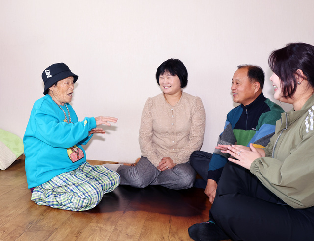 수니와칠공주의 리더 박점순 할머니과 30일 자택에 모인 가족들에게 덕담을 하고 있다. /칠곡군제공