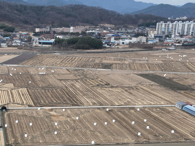 상주 무양.낙양지구 고압선 지중화사업 마무리 전(윗 시진), 후(아랫 사진). /상주시 제공