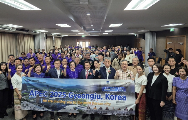 지난 1월 태국 핏사눌록주에서 개최된 2025 세계문화유산도시 야간형 축제 컨퍼런스에서 송호준 부시장을 포함한 관계자들과 현지인들이 APEC 정상회의 성공개최를 응원하고 있다. /경주시 제공