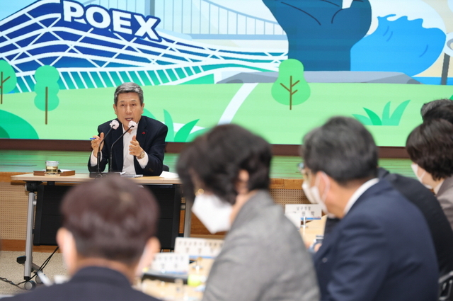 이강덕 포항시장이 4일 확대간부회의를 주재하며 혁신과 협업을 바탕으로 포항이 세계적으로 앞서나가는 경쟁력을 가진 도시로 도약할 수 있도록 맡은 바 업무에 매진해줄 것을 당부하고 있다. /포항시청 제공