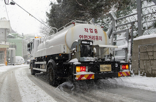 살수차가 바닷물을 뿌려 눈을 녹이고 있다. 울릉도는 경사면 도로가 많아 바닷물을 뿌리면 흘려내려 제설효과가 크다. /김두한 기자 