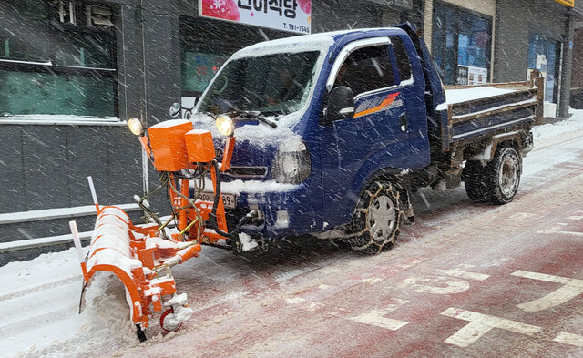 적은 눈이 올 때 사용하는 제설차. 제설 후 살수차가 바닷물을 뿌려 눈을 녹인다. /김두한기자 