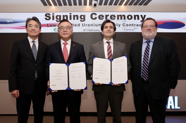 한수원과 미국 핵연료 공급사인 센트루스 관계자들이 농축우라늄 10년 공급계약을 체결하고 있다. /한수원 제공