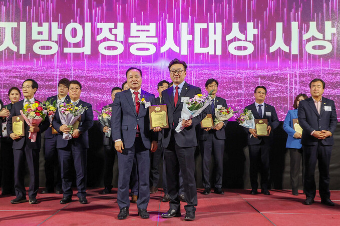 최경환 울릉군의회 의원, 대한민국의정봉사대상 수상을 받고 있다. /울릉군의회 제공