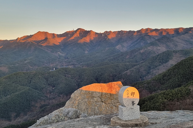 팔공산 능선.