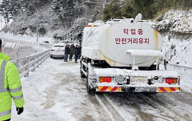 울릉군이 보유한 살수차량으로 눈을 녹여 차량을 이동시켰다. /독자 제공
