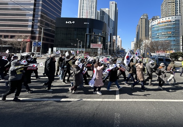 8일 오전 11시쯤 대구 수성구 범어동 하나은행 범어역 지점 앞에서 ‘대구지역 보수청년(개인)’ 단체가 국가비상기도회 합류를 위해 행진하고 있다. /황인무 기자