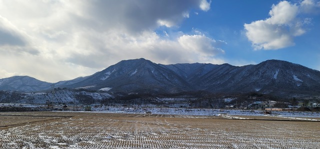 백두대간에 우뚝한 문경시 마성면 ‘백화산’에서 뻗어온 능곡봉, 성주봉, 옥녀봉(왼쪽부터)
