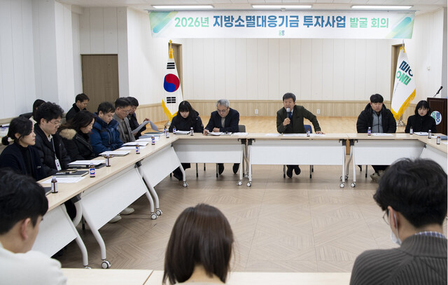 2026년 지방소멸대응기금 우수 지자체 선정을 위한 회의에서 남한권 울릉군수가 직원들을 독려하고 있다./울릉군 제공