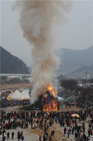 정월대보름 달집태우기 모습. /사진 제공 경북나드리 이문준