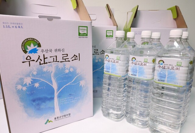 우산고로쇠 수액을 담은 용기./김두한 기자 