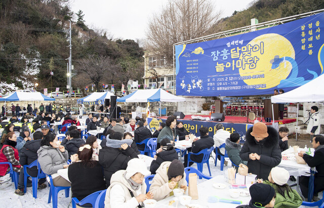 달집 태우기에 앞서 행사장에서 주최측이 준비한 음식을 참가자들이 먹고 있다. /울릉군