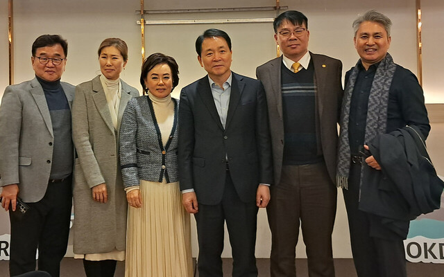 우로부터 원용석 SB그룹회장 (3~6대 총재), 노상섭 총재, 성일종 국회국방위원장 (2대총재), 목민심서 황인경 작가 기념촬영. /독도사랑본부
