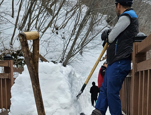 제설작업 중 잠시 휴식을 취하는 울릉산악회원들./울릉산악회